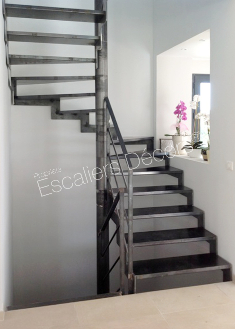 DT111 - Escalier 2 Quartiers Tournants. Escalier métallique d'intérieur silencieux au design contemporain et graphique tout en légèreté.